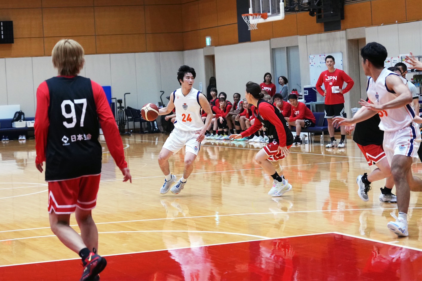 江戸川大学男子バスケットボール部が女子日本代表チームと練習ゲーム
