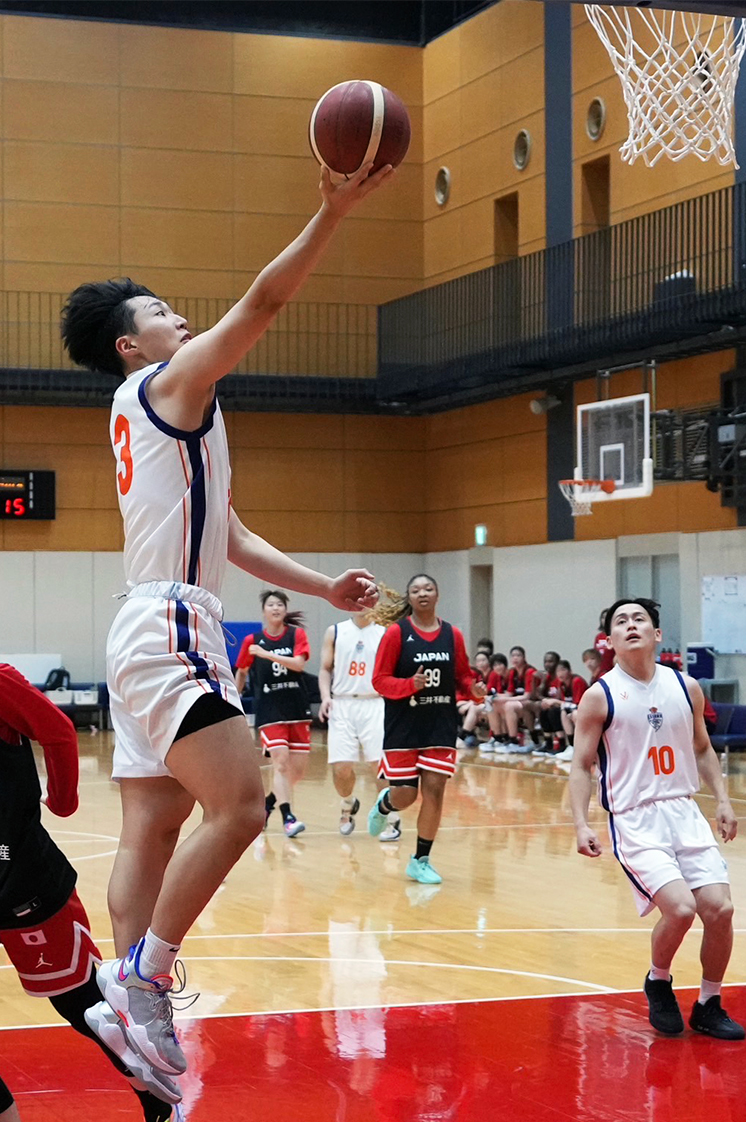 江戸川大学男子バスケットボール部が女子日本代表チームと練習ゲーム