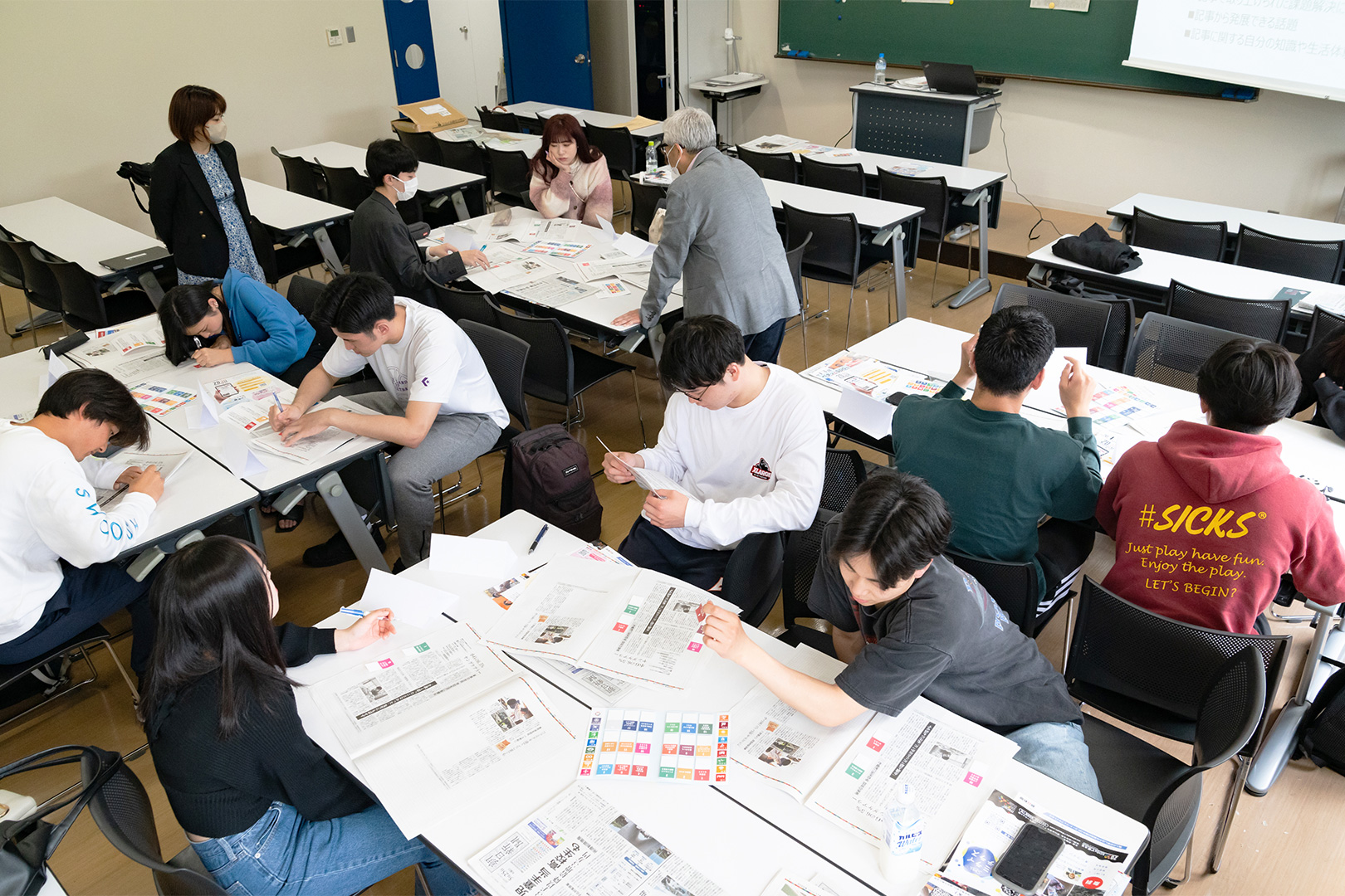 講義「教育課程論」でNIEを体験