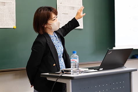 教育課程論で特別講義を行う朝日新聞社の宇津宮尚子氏