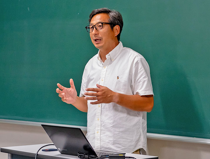経営社会学科・アスリートセンター長 鈴木秀生教授