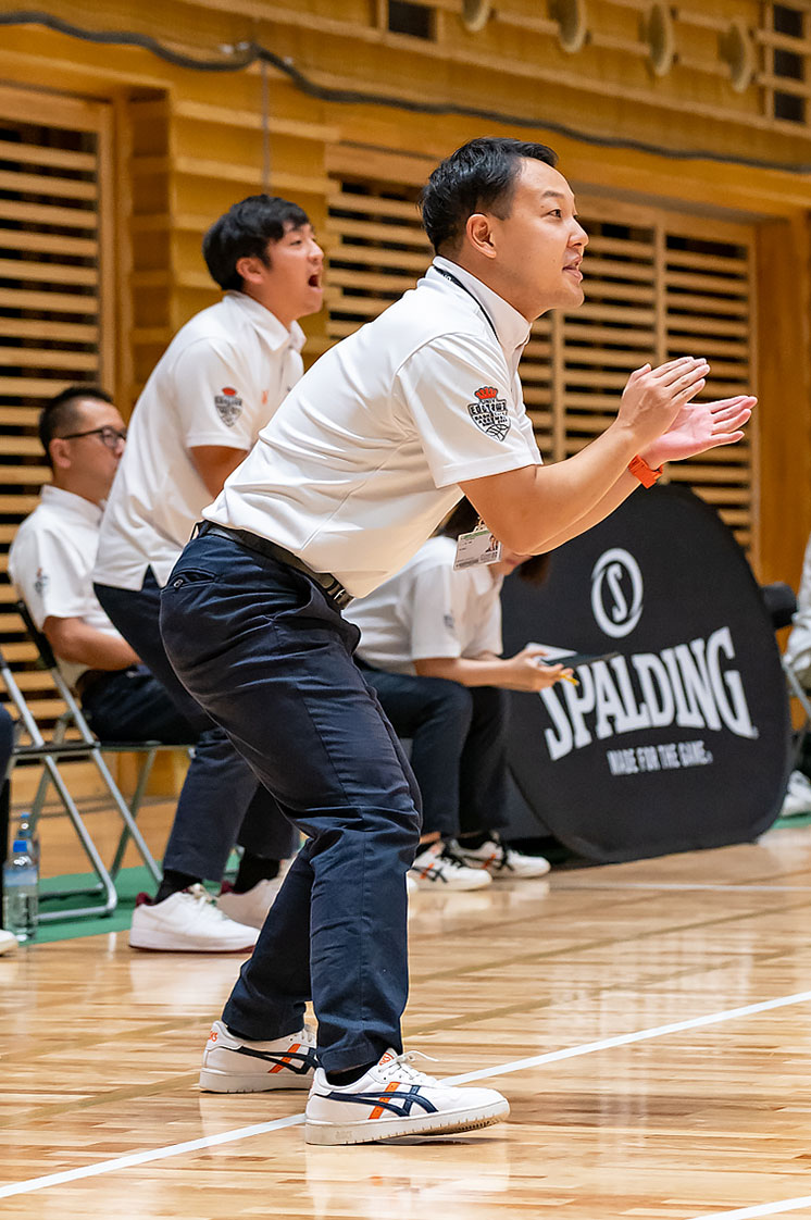 監督　粂川 岳勤