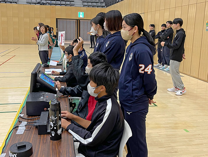 男女バスケ部が地元流山市の小学生ミニバスケ大会をサポート