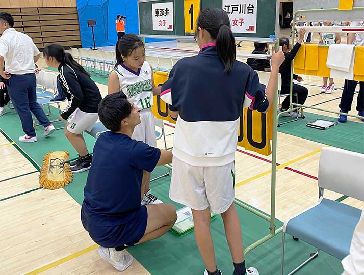 男女バスケ部が地元流山市の小学生ミニバスケ大会をサポート