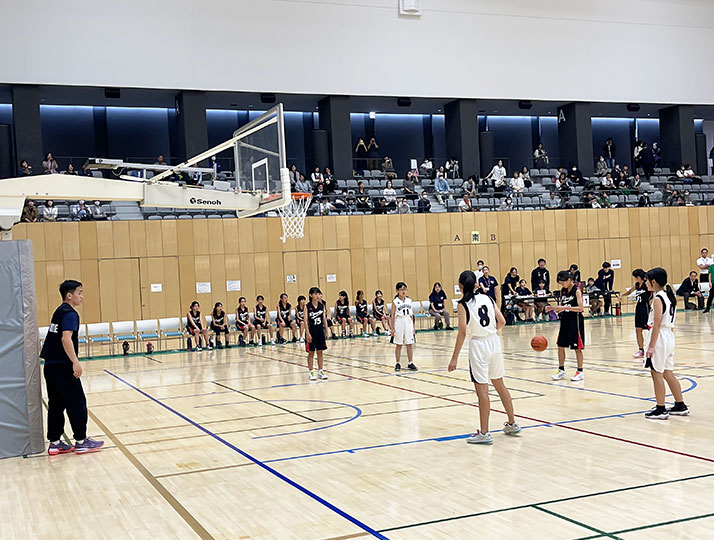 男女バスケ部が地元流山市の小学生ミニバスケ大会をサポート