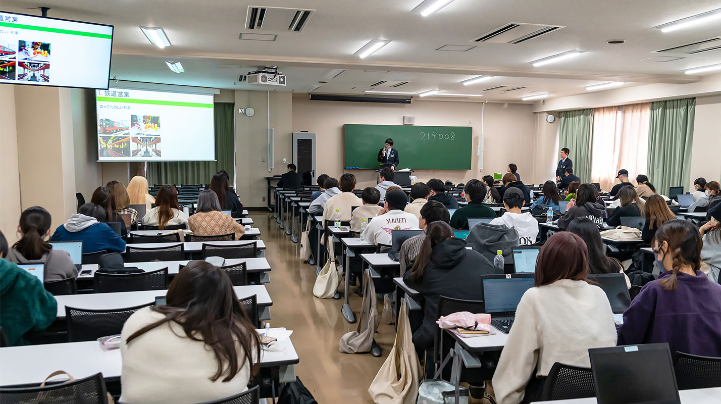 現代社会学科・崎本武志教授が「観光概論」にJR東日本・柏駅駅長を更新に招き特別講義を実施