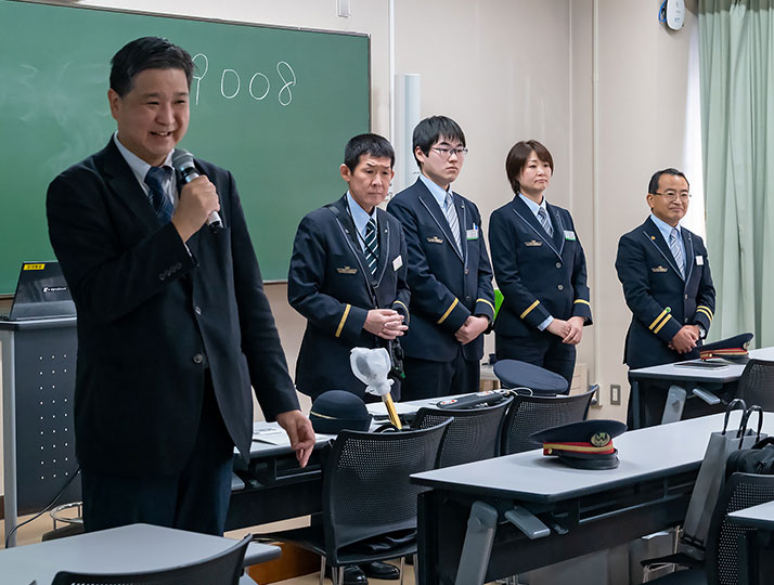 現代社会学科・崎本武志教授が「観光概論」にJR東日本・柏駅駅長を更新に招き特別講義を実施