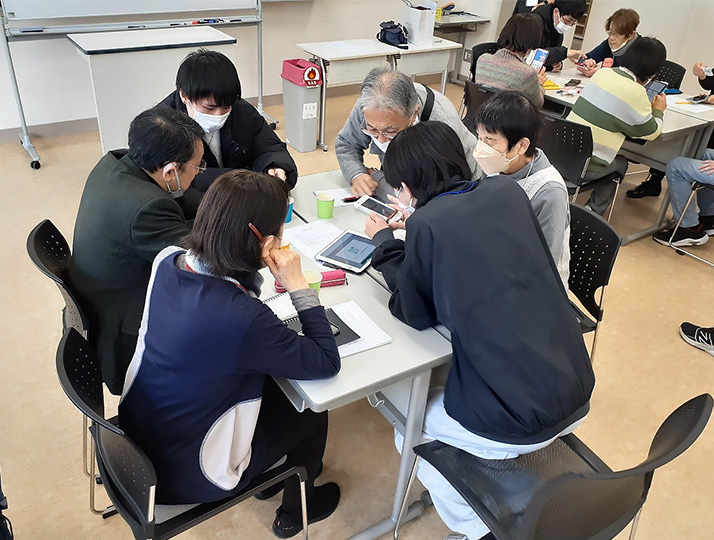 情報文化学科学生の取り組み「スマホカフェ」が読売新聞に掲載