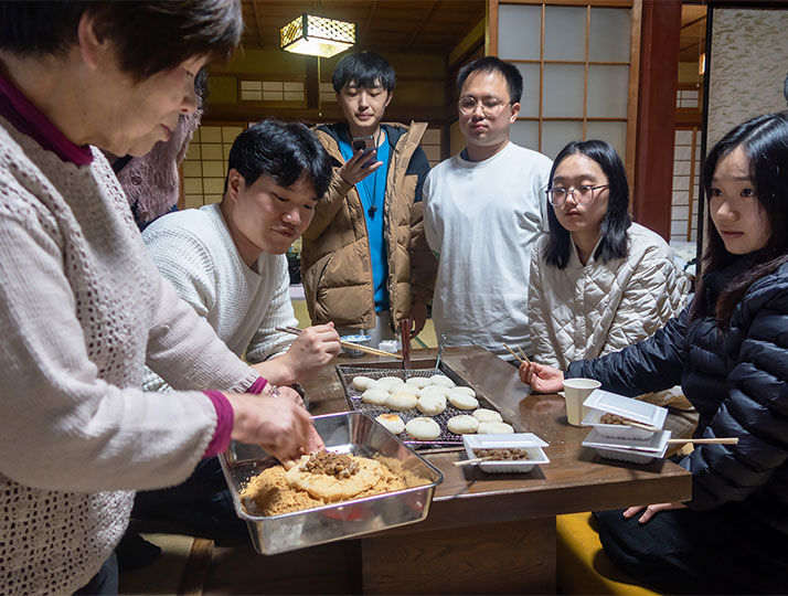 郷土料理「納豆餅」の作成法を学ぶ