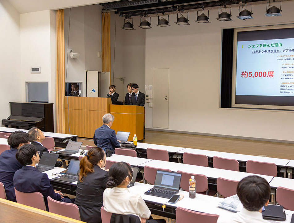 マスコミ学科の学生が大手広告会社・東急エージェンシーのフェローにプレゼンテーションを実施