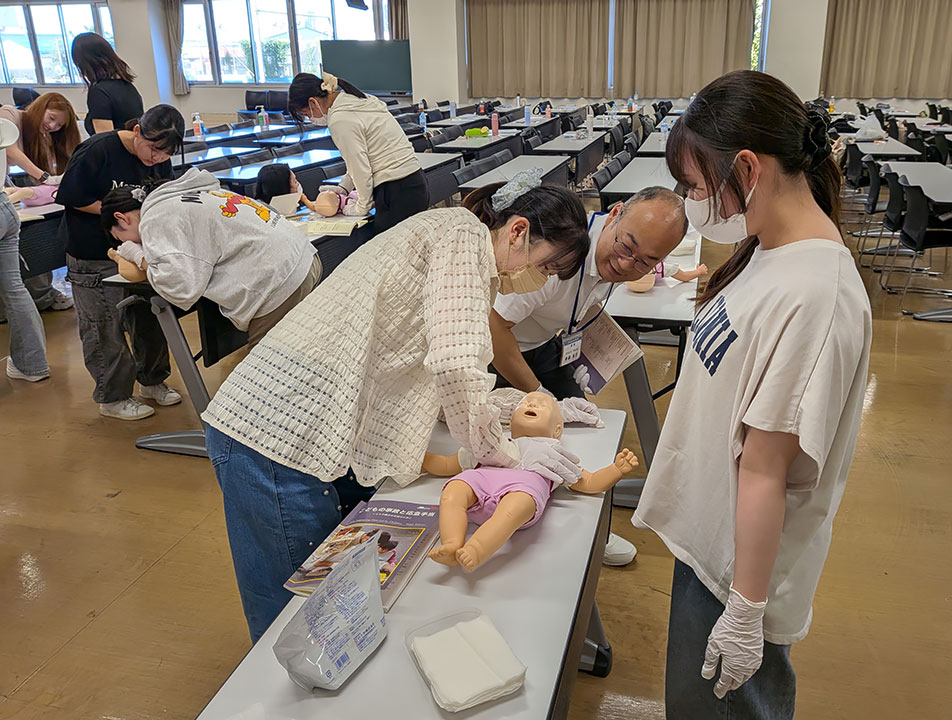 こどもコミュニケーション学科の4年生が乳幼児救命救急法認定の集中講座を受講