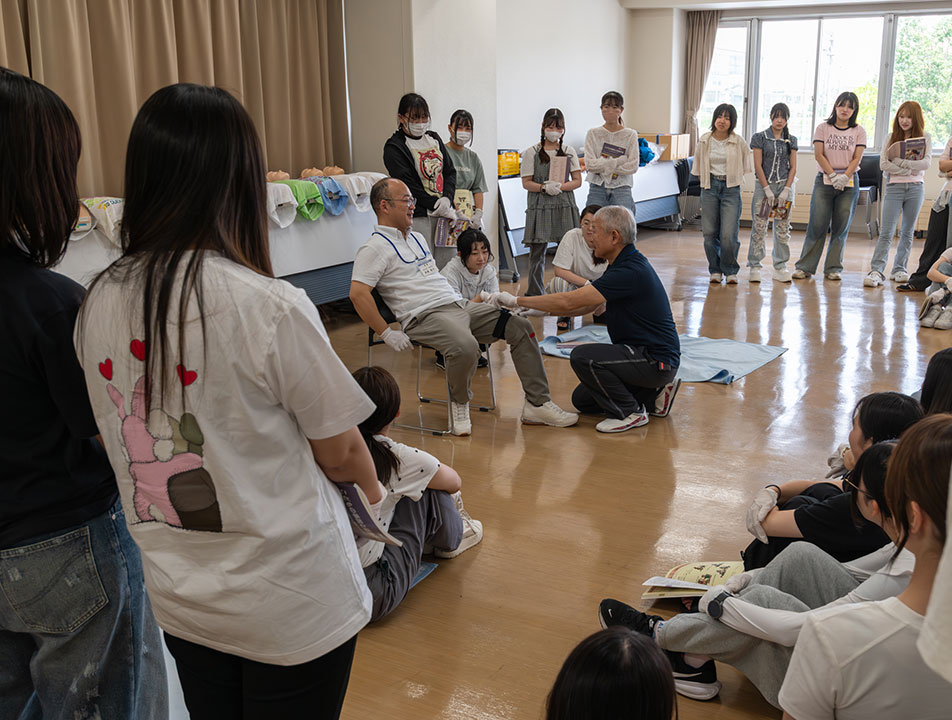 こどもコミュニケーション学科の4年生が乳幼児救命救急法認定の集中講座を受講