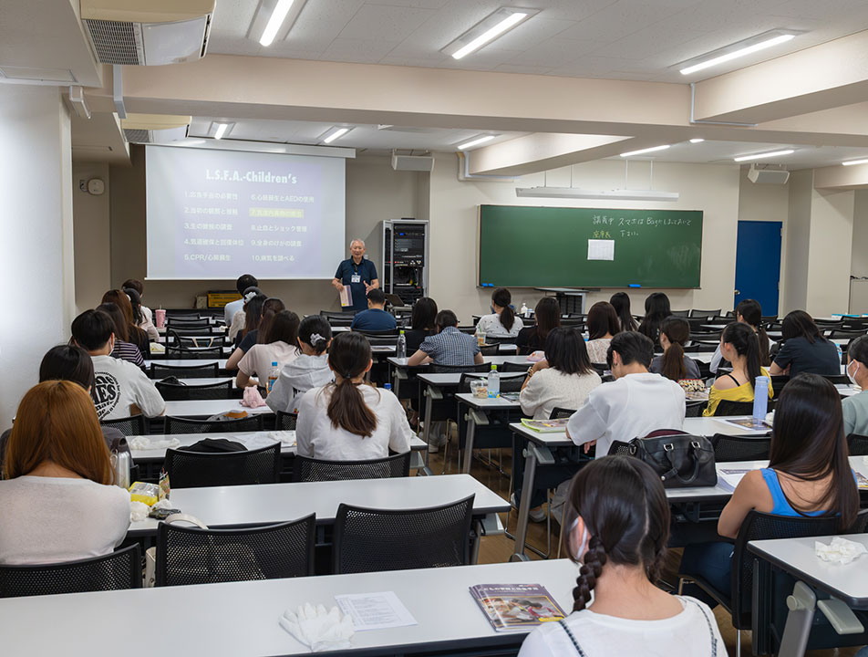 こどもコミュニケーション学科の4年生が乳幼児救命救急法認定の集中講座を受講